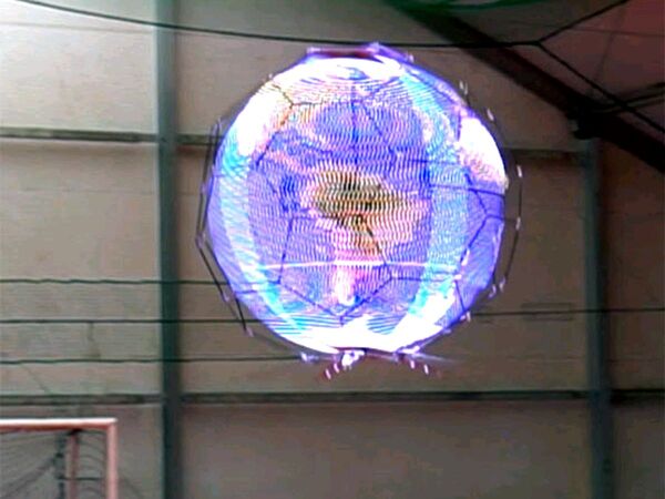NTTドコモ、世界初の「浮遊球体ドローンディスプレイ」
