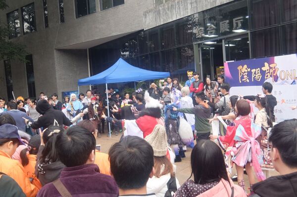 陰陽師のファンイベントで「恋ダンス」を踊る人たち