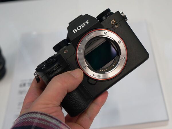 フルサイズで20コマ／秒！ 最強のミラーレス一眼「α9」を触ってきた