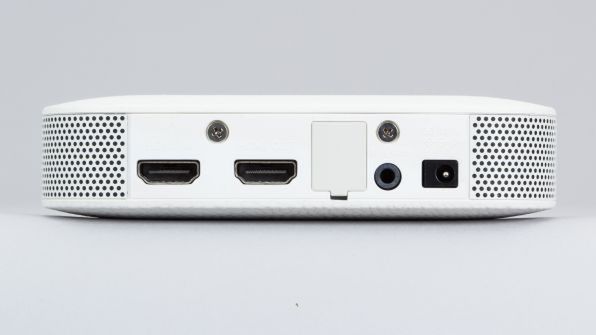 ワイヤレスユニットの背面にある接続端子。HDMI入出力が1系統あり、薄型テレビなどとの併用も可能。AV機器を赤外線でコントロールできるAVマウス端子もある