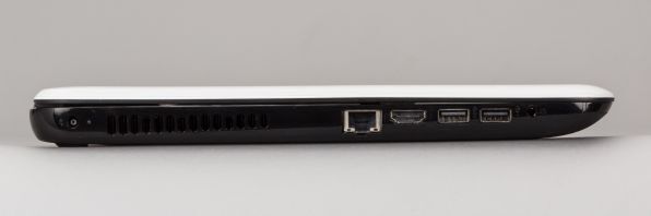 左側面。有線LANにHDMI端子、USB 3.0、USB 2.0など端子類は十分
