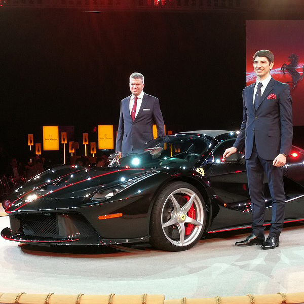 最強のフェラーリ「ラ・フェラーリ アペルタ」が土俵で公開 - 週刊アスキー