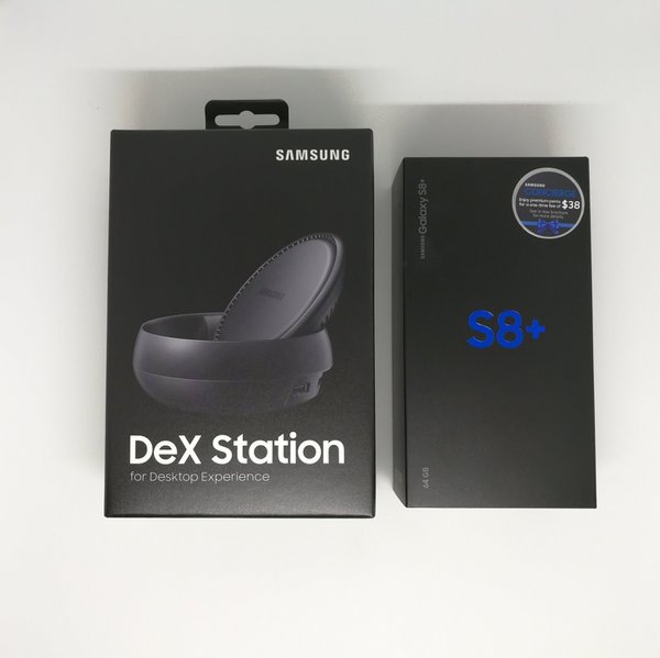 「Dex Station」（左）は「Galaxy S8」および「S8＋」に対応したドッキングステーション。スマホを大画面で使える
