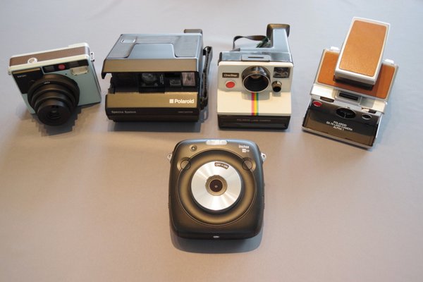 筆者の持っている1972年以降のインスタントカメラを並べてみると、今回のSQ 10のデザインが極めて特異だと感じる