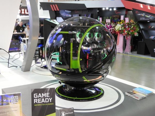 In Winブースで年内発売予定の球体型PCの試作機を見た