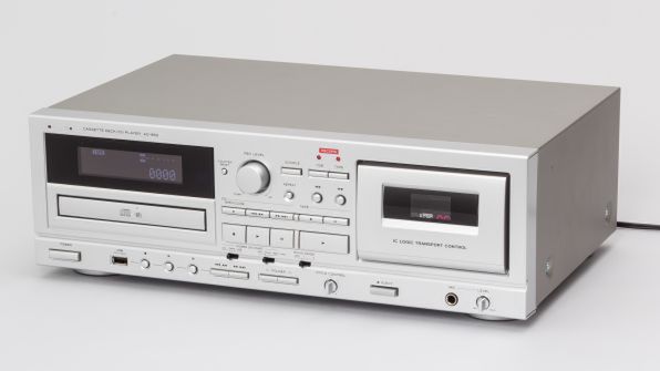 ティアックのカセットデッキ「AD-850」。今でも新品を入手できる貴重なモデルだ。左側にはCDプレーヤーがある