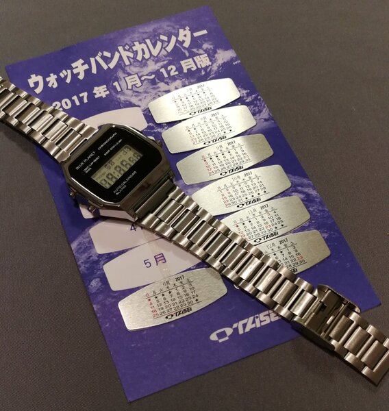 オールディーズなデジタル腕時計には、絶対に似合うお約束のウォッチバンドカレンダー