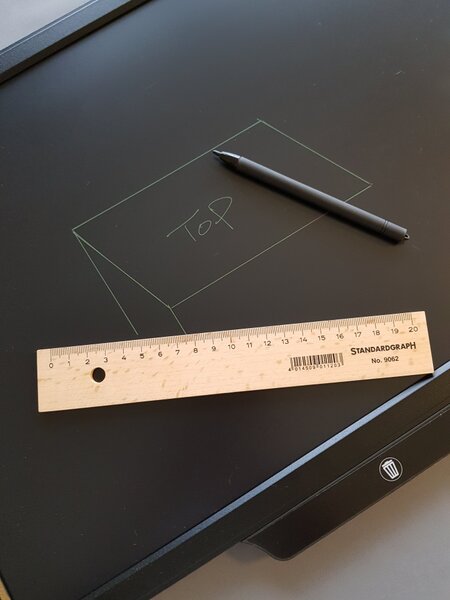 木製の定規を使って線を引くことも可能だ。筆跡が細く、精細な線を利用して詳細な図も描ける