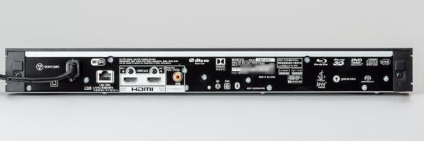安価なモデルとしては珍しく、HDMI出力を2系統備える。このほかは、同軸デジタル音声出力、ネットワーク端子がある。Wi-Fiも内蔵する