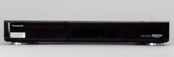 DMR-UBX4030の前面。ブラックのパネルには「ULTRA HD PREMIUM」のマークと「ULTRA HD Blu-Ray」のロゴマークがある