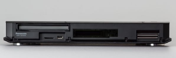 フロントパネルを開けた状態。左側にディスクドライブがあり、右側にはB-CASカードスロットがある。SDメモリースロットとUSB端子も前面にある
