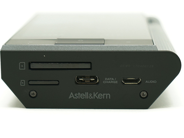 底面部分には、フルサイズSDメモリーカードとmicroSDカードのスロットを搭載。充電用／データ通信用のUSB Type-C端子と、USBオーディオ入出力用のmicroUSB端子を備える