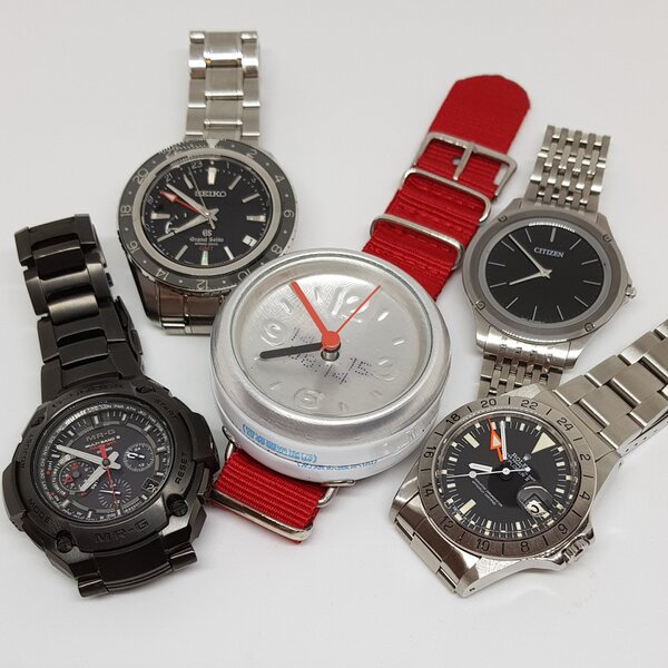 ごく一般的な国内外の腕時計のどれよりも軽いが、どれよりも圧倒的に大きい