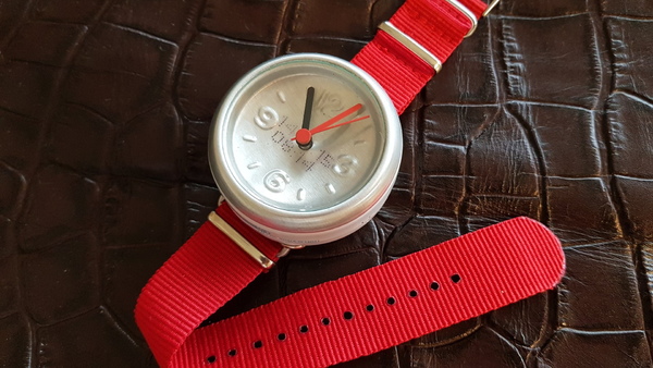 デザイナーが空き缶などを再利用するライフスタイル商品は比較的多く、腕時計はその中では定番商品のひとつだ