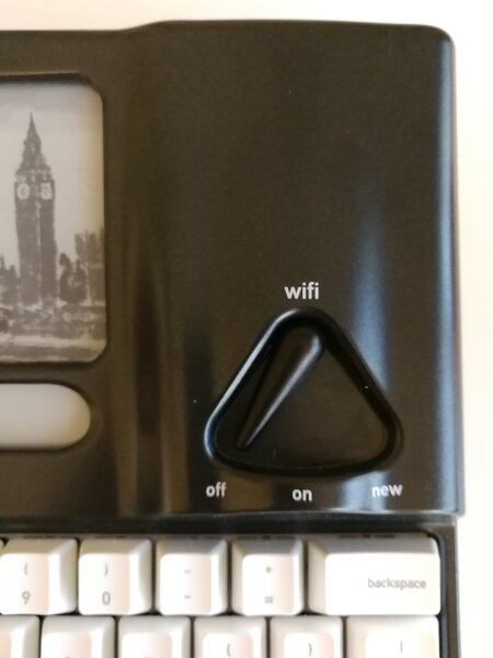 ネット接続のためのWi-Fi設定はこのセレクタースイッチで行なう。初めてのWi-Fi接続は「new」のポジションで行なう。登録済みWi-Fiとの接続は「on」Wi-Fi非使用時は「off」