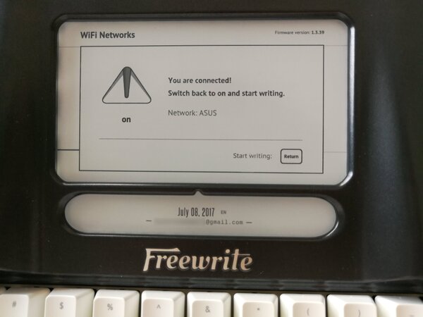Wi-Fi接続が完了すると、E-INKスクリーンの小窓に表示されているメールアドレスの両脇にハイフンが表示される