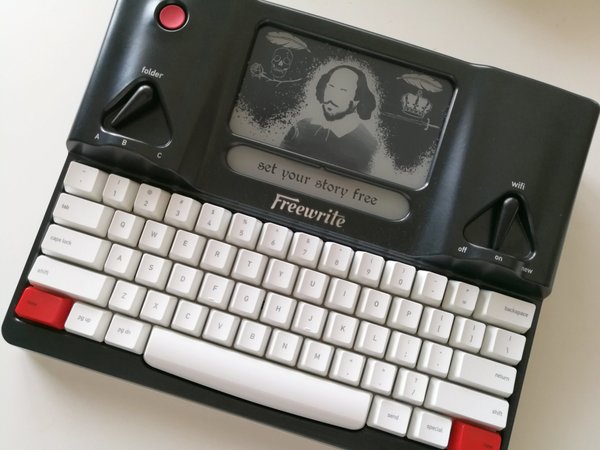 FREEWRITEは、1980年代の「TANDY TRS-80」やシンクレア「ZX-81」などを彷彿とさせる、高級感あるクラシカルなデザインと赤いポイントが決まって格好いい