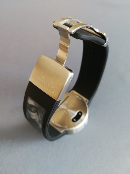 初代と同じバックル固定方式のベルトだが金属パーツがソフトで高級感あり、ラバーベルトもより柔らかく肉厚に成長した。普通の腕時計って感じに落ち着いてきた