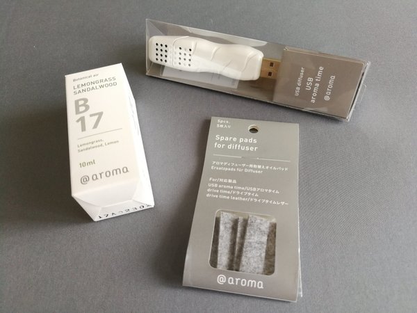 筆者が衝動買いした「USB AROMA TIME」（上）、レモングラス　サンダルウッド　エッセンシャルオイル（左）とディフューザー用スペア　パッド（右）