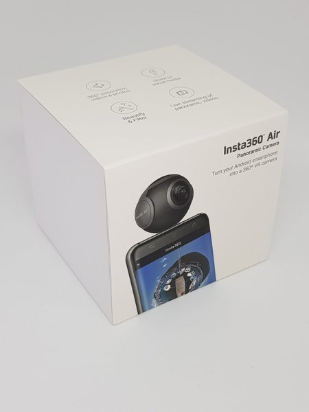 Insta360 Airはシンプルでコンパクトなパッケージに入っている