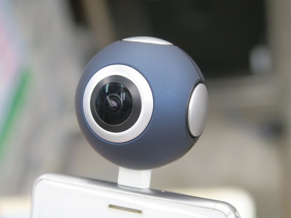 Ascii Jp なんと7980円 Microusb Type C両対応のスマホ用360度カメラ