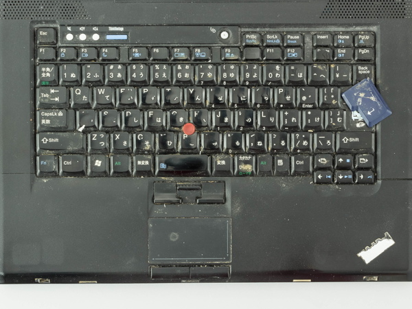 キーボードのEnterキーが外れた。裏側の留め具が折れたので固定できない。ほかのキーもプリントがはげている