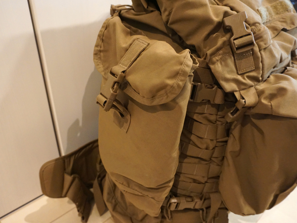 ASCII.jp:「米海兵隊バックパック」メインパックの拡張性のすごさを