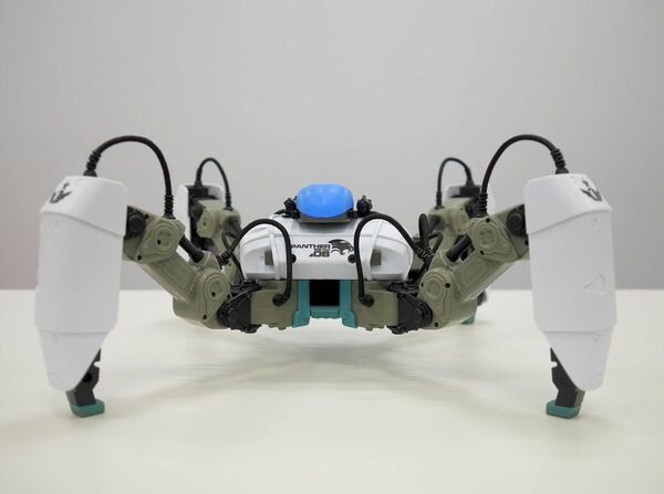 ドローンの次は多脚AR対戦型ロボットの「メカモン」（MekaMon）と仲間たちだ