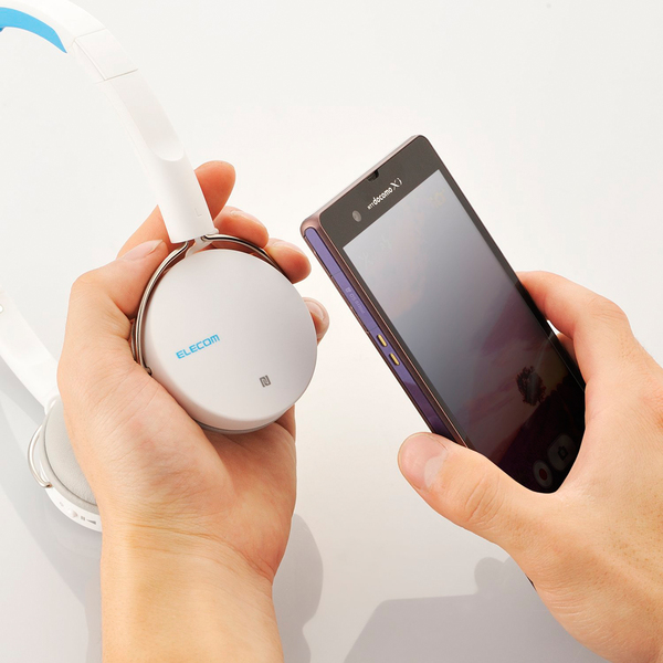 NFCに対応したBluetooth機器とスマホなら、NFCマーク同士を近づけるだけでペアリングができる