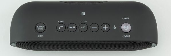 再生／一時停止ボタンや音量調節など、基本操作ボタンは上面に配置されている。NFCマークもある