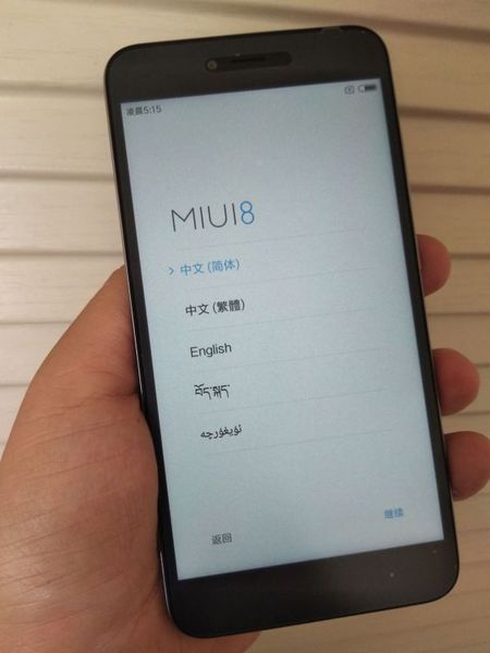 筆者が購入した「紅米Note5A」。独自のUIである「MIUI」は、中国語や英語ほか、チベット語やアラビア語（ウイグル語）なども選択可能