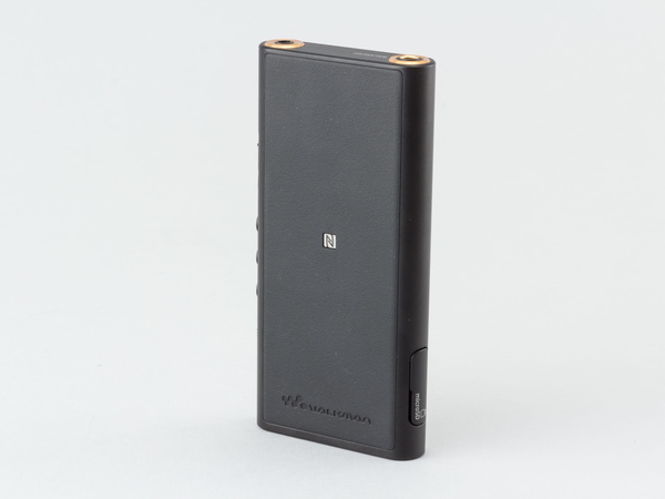 NW-ZX300の背面。NFCマークはここに配置される。滑り止めを兼ねるシボ加工を施した樹脂でカバーされている