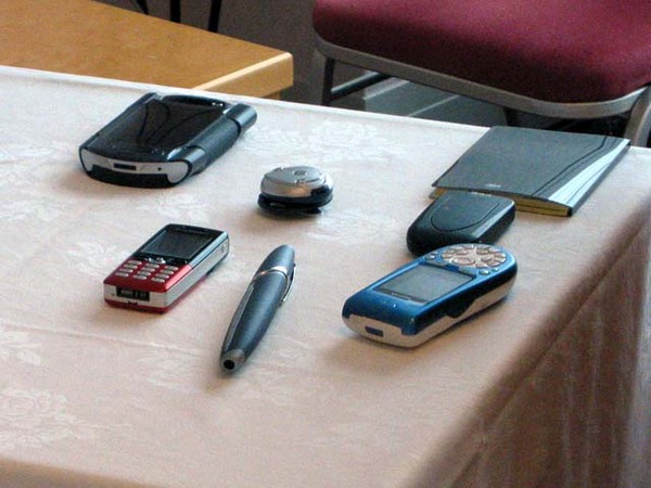 2003年に開催されたBluetooth SIGのプレスセミナーで展示されていた機器たち。携帯電話やヘッドセットが製品化されていた