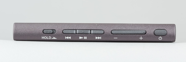 ディスプレーはタッチパネルだが、右側面には電源ボタンをはじめ、基本操作用のボタンが並んでいる