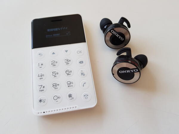Niche Phone-Sの本体内蔵スピーカーでも音楽は聞けるが、Bluetooth LE対応のステレオイヤフォンがあれば使用できる
