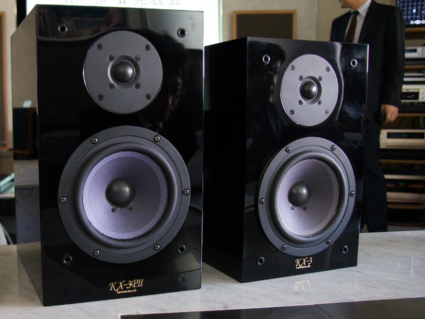 ピアノブラック仕上げとなっている「KX-3PII」（左）。従来の「KX-3」（右）からサイズが一回り大きくなった