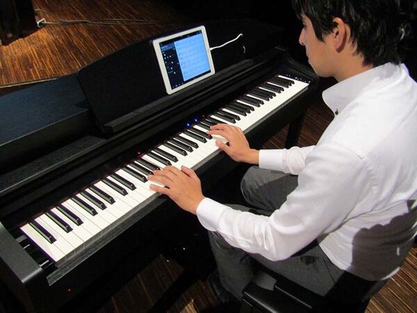 ASCII.jp：スマホの楽曲から速攻で譜面を作成！ヤマハの最新電子ピアノ「CSPシリーズ」