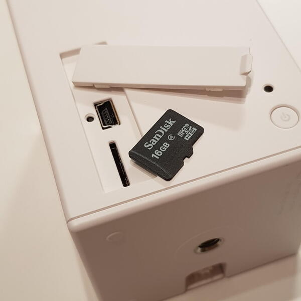 通常充電用のminiUSB端子とmicroSDカードスロット、リセットスイッチもある。今時、miniUSBケーブルは特殊な部類なのでチョット不便ですね
