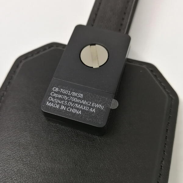 USB充電ケーブルはネームタグのループベルトとして使えるように大きなサイズのマイナスネジで表裏が固定されている