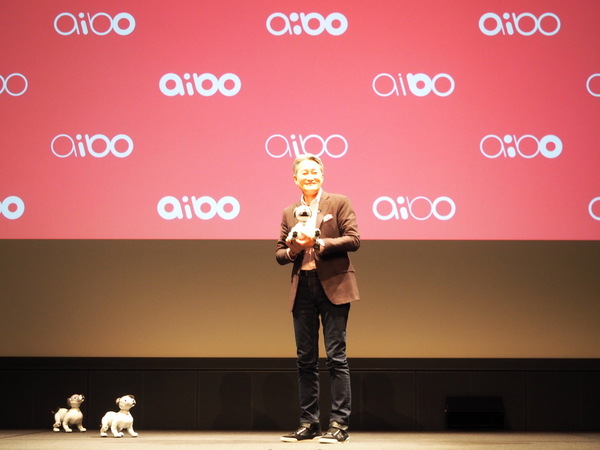 ソニー犬型ロボット「aibo」発表