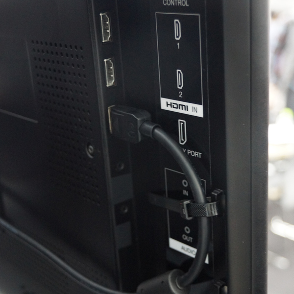 DisplayPortを1系統、HDMIを2系統備え、それぞれケーブル1本で4K表示が可能