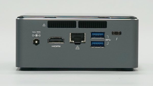 本体背面。HDMI端子とUSB端子×2、USB Type-Cポートもある