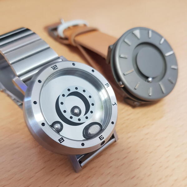 球体を使った液体金属ウォッチ（左）とブラッドレイ・ウォッチ（右）はどちらも人目を惹くオモシロ腕時計だ