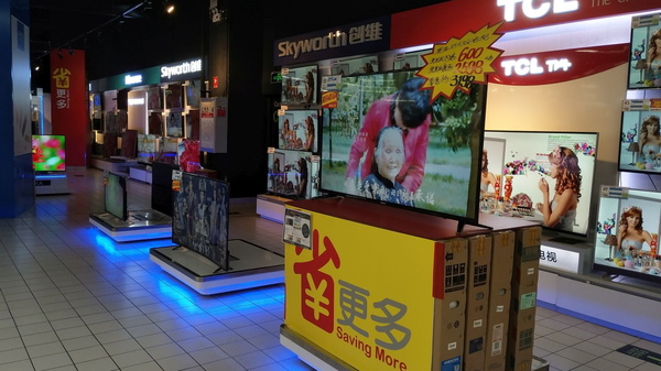 中国のテレビ売り場は中国メーカーだらけ。しかし最近、シャープ製品が売られるようになった