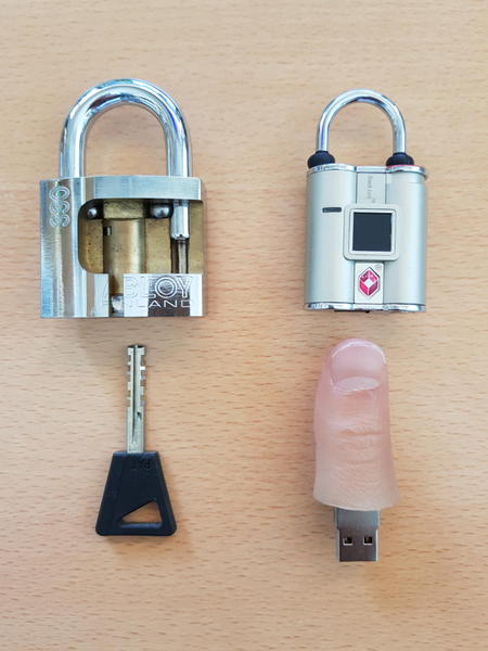 キー（鍵）で開ける鉄板錠のタフさか、指先の指紋で開ける容易さか、それは守るものによるだろう