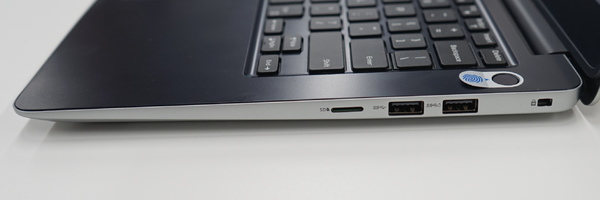 13インチモデルの右側面。USB×2とmicroSDメモリーカードスロットを装備