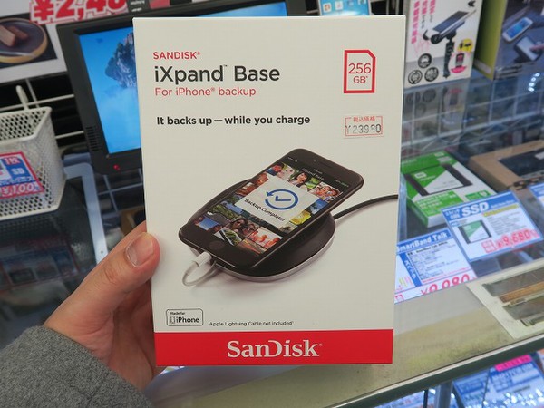 Ascii Jp Iphoneを充電しながら自動バックアップしてくれる Sandiskの充電ベース