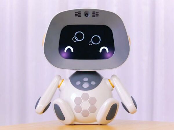 ソーシャルロボット「ユニボ」割り込み発話機能を搭載 