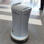 ロボットが歩き回る未来の空港を体験