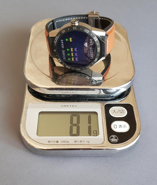 RED OUTのGA-735Cと極めて近かったのはタグ・ホイヤーのスマートウォッチ「CONNECTED」だ。80g前後は装着バランス感のある腕時計の最適重量だ